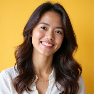 Portrait of Rina Wijaya, a friendly and insightful female nutritionist.
